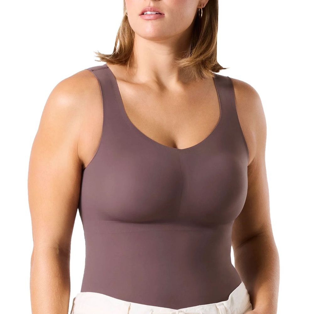 Evelyn Bobbie defy bra tank